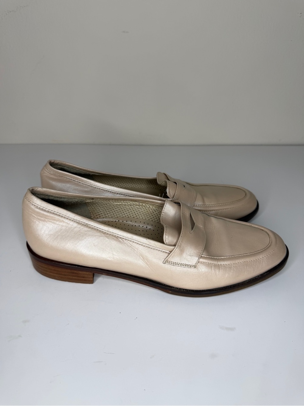 Amalfi Italy Penny Loafers Casual Dress Shoes Women Size 7.5B Beige Leather